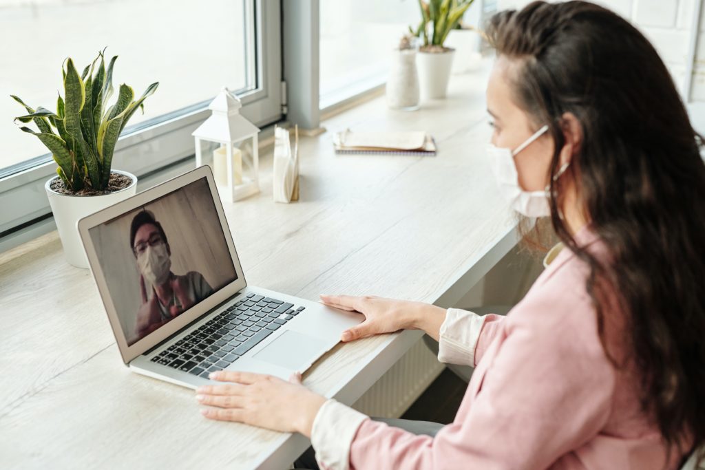 woman on pc with face mask